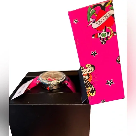 Ed Hardy NWT Skull Red Kills Heart Silver Tone Rhinestone Silicone Band Watch - Picture 5 of 8